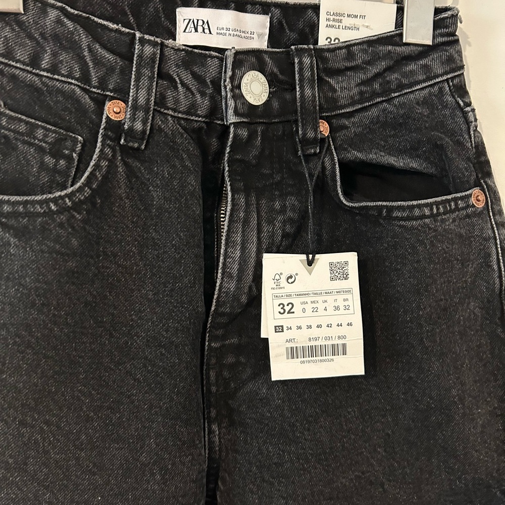 Black denim, classic Mom Fit Jeans from Zara size 0
